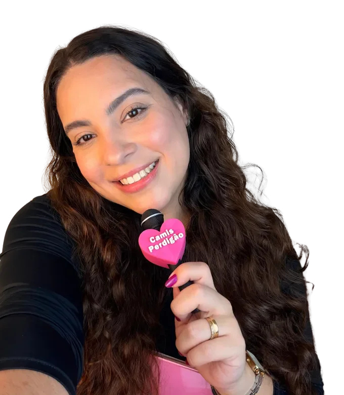 Camila Perdigão sorrindo, com um microfone de coração escrito Camis Perdigão