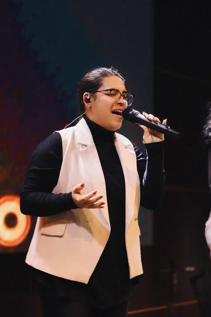 Camila cantando num palco