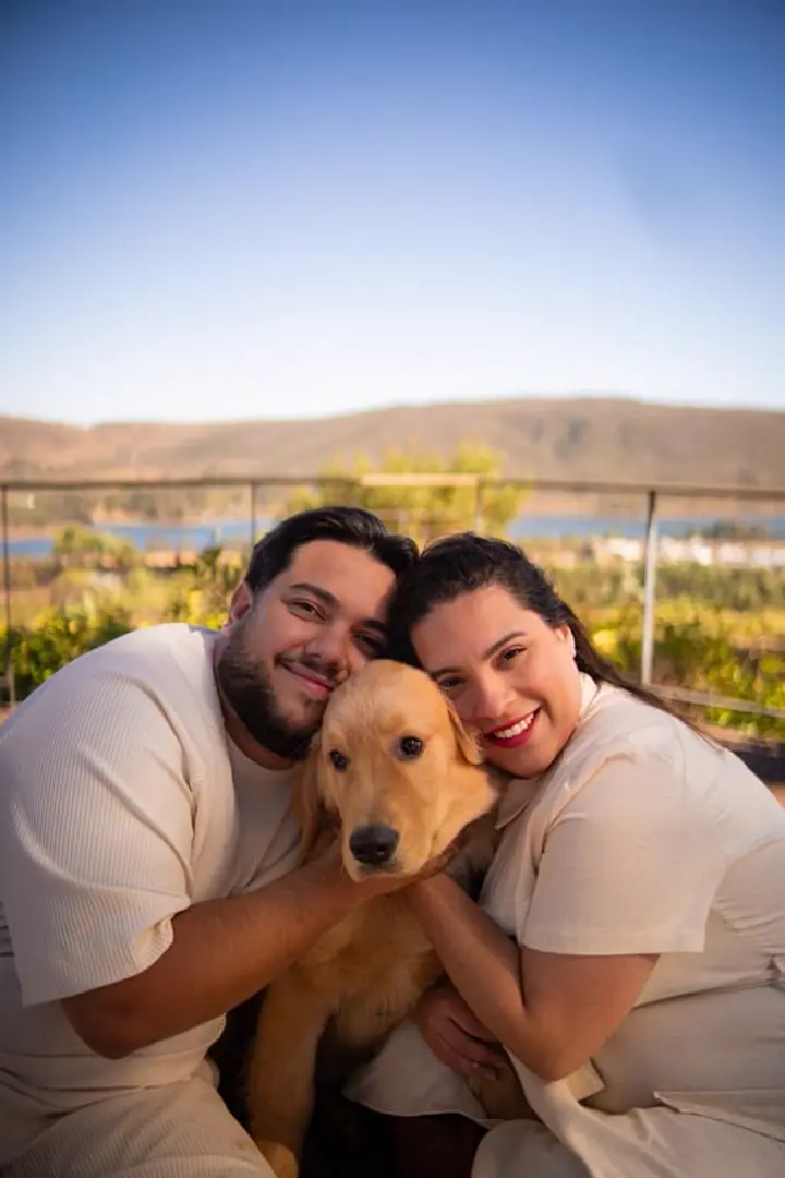 Camila, o marido e o golden retriever